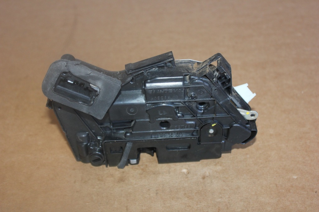 ΚΛΕΙΔΑΡΙΑ ΠΟΡΤΑΣ ΠΙΣΩ ΑΡΙΣΤΕΡΑ VW PASSAT B8 5E0839015 Product image