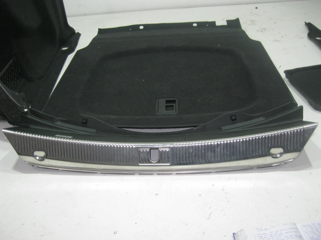 AUDI A8 4H LIFT ΜΑΚΡΥ ΠΛΕΥΡΕΣ ΤΑΠΕΤΣΑΡΙΣΜΑΤΟΣ ΚΟΡΜΟΥ Product image