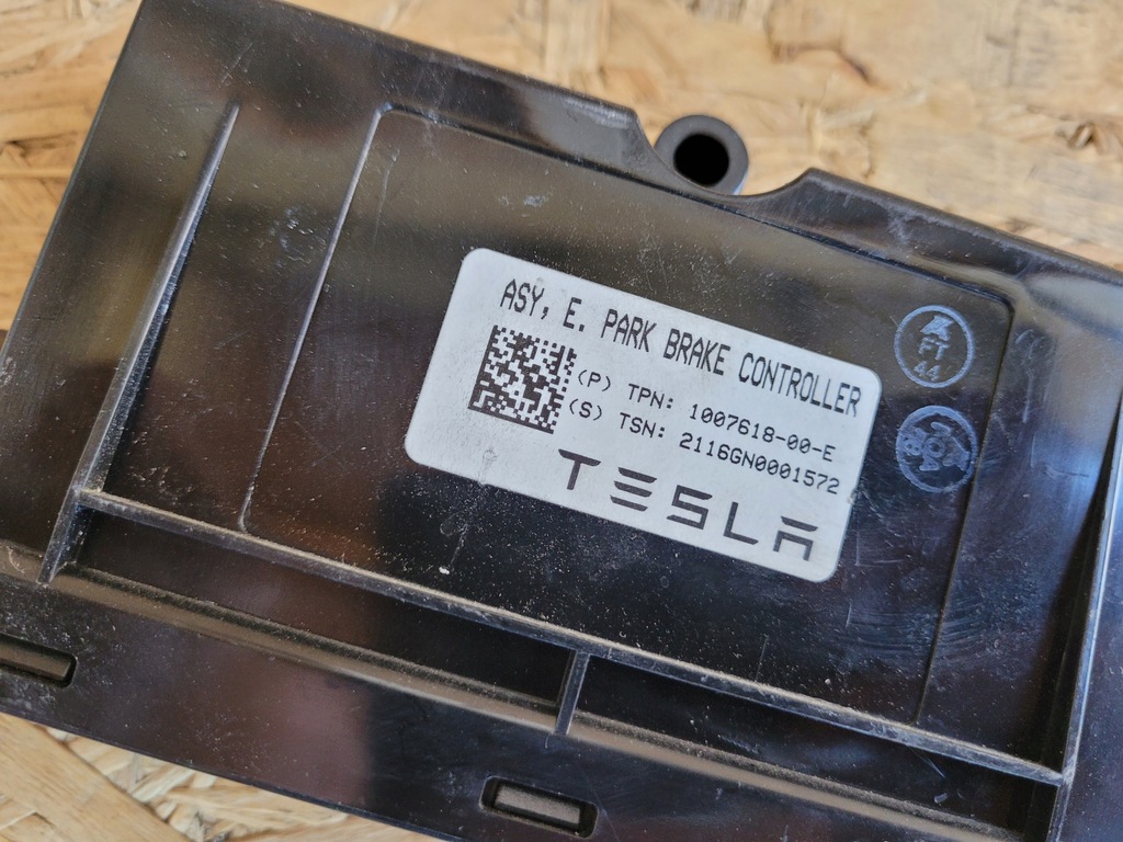 TESLA MODEL X CONTROLER MODULE 1007618-00 Product image