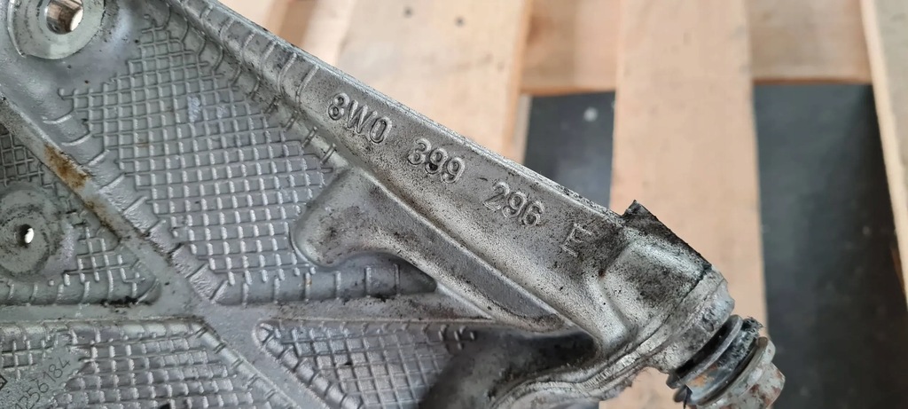 A5 8W LEAP BRACKET ΠΛΕΥΡΗ ΣΤΗΡΙΞΗ ΔΕΞΙΑ ΜΠΡΟΣΤΑ ΔΕΞΙΑ 8W0399296E A4 B9 8W Product image