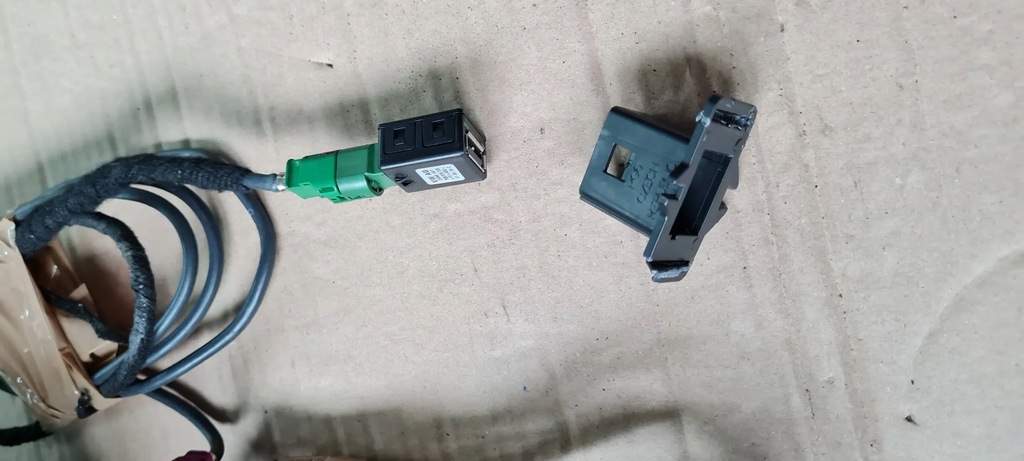 A5 ΦΟΡΤΙΣΤΗΣ 8W ΘΥΡΑ USB ΤΟΠΟΘΕΤΗΣΗ ΚΑΛΩΔΙΩΝ 8W0035708A A4 B9 8W Product image