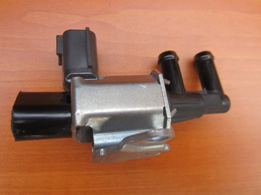 MUSTANG 5.0 GT MANIFOLD VACUUM VALVE JL3E-9J559-AA JR3E-9S455-CC Product image