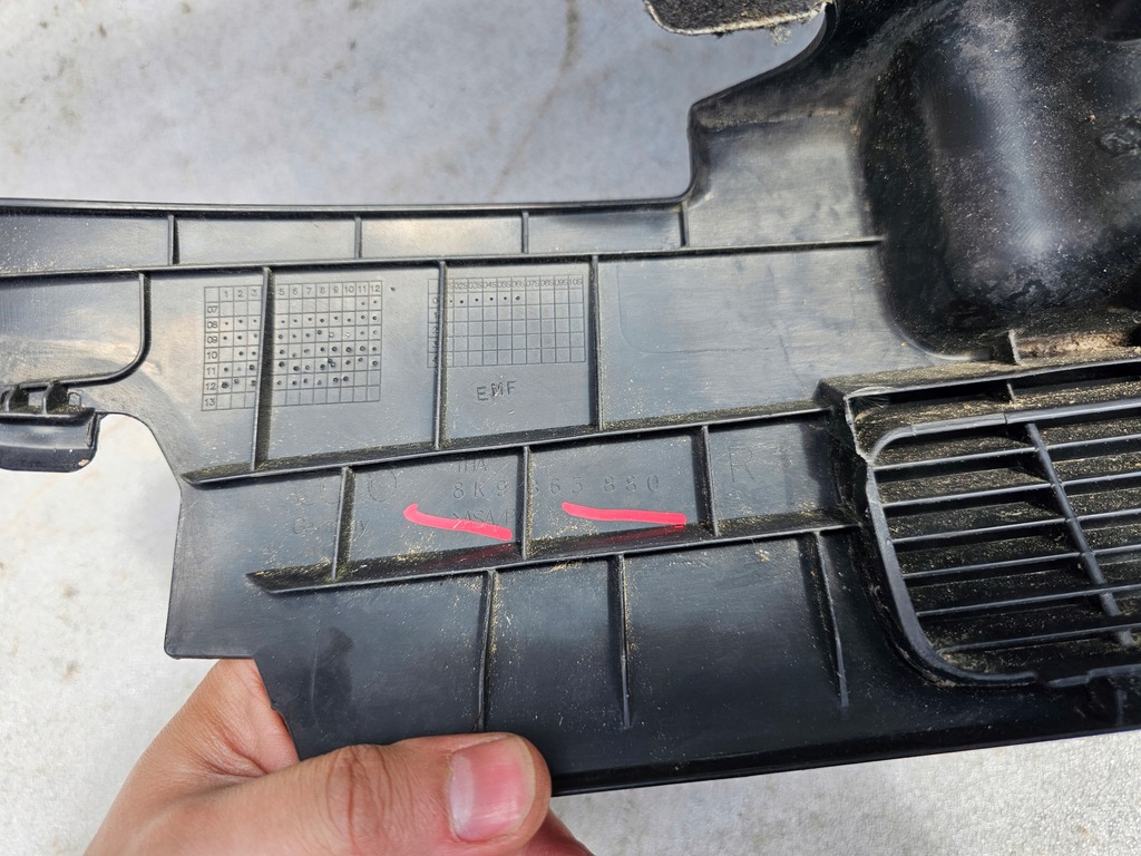 AUDI A4 B8 COMBI ΤΑΠΙΣΤΡΙΑ ΠΛΕΥΡΑ ΚΟΡΜΟΥ, ΔΕΞΙΑ 8K9863880 Product image