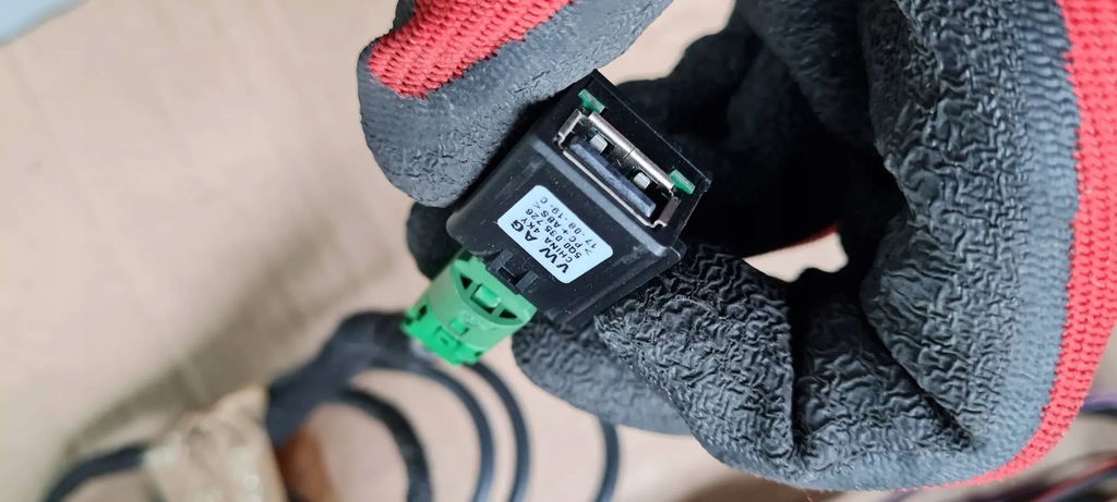 A5 ΦΟΡΤΙΣΤΗΣ 8W ΘΥΡΑ USB ΤΟΠΟΘΕΤΗΣΗ ΚΑΛΩΔΙΩΝ 8W0035708A A4 B9 8W Product image
