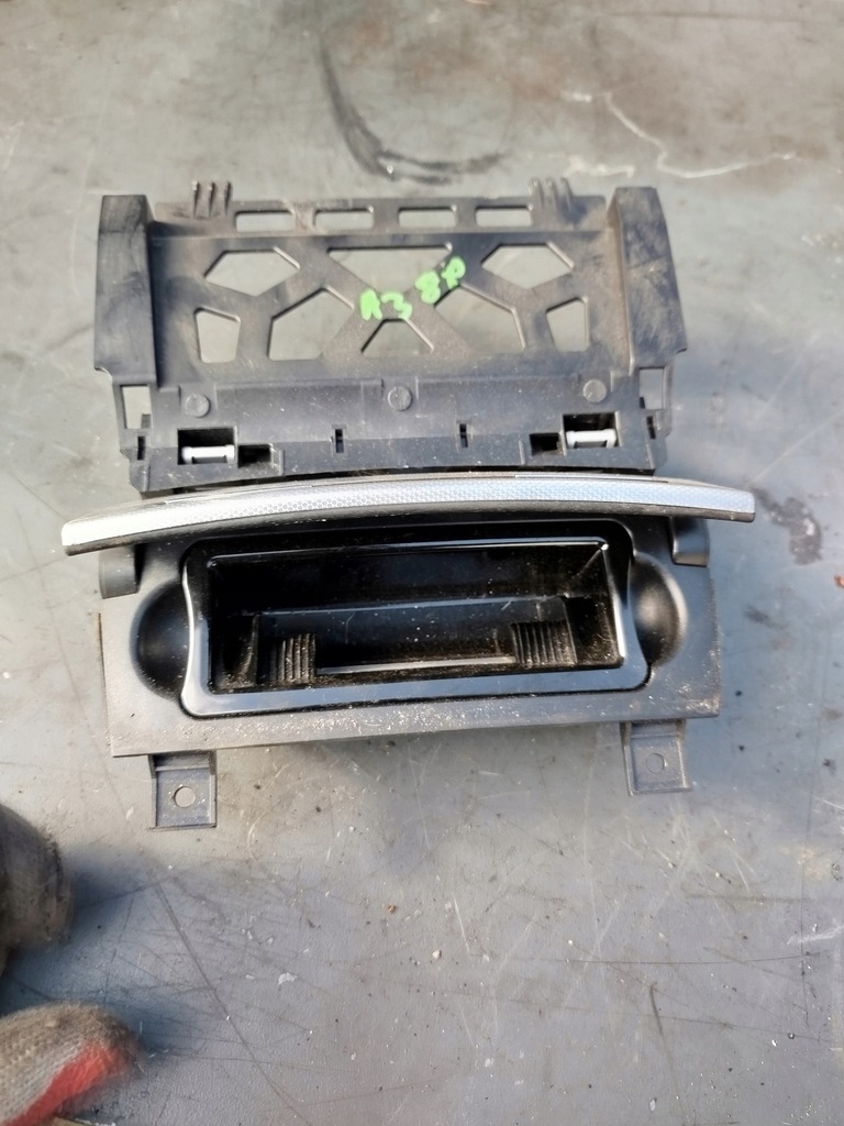Audi A3 8P 8P0857951 ASSTRAY Product image