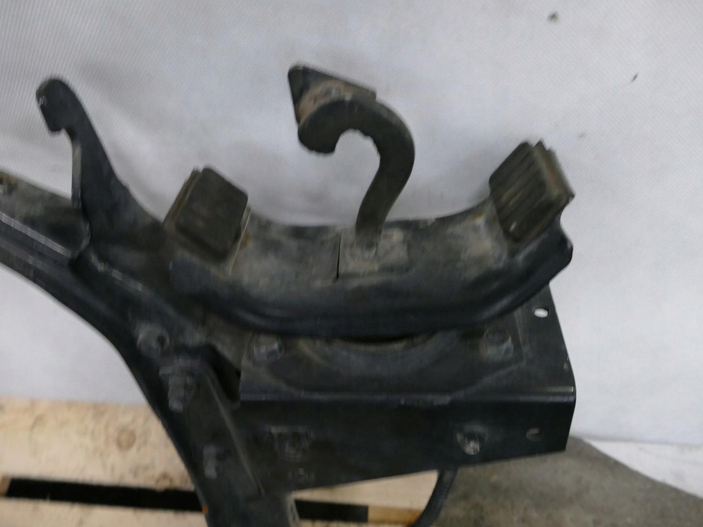 MITSUBISHI CANTER FUSO 7C15 BELT BEAM MOUNT Product image