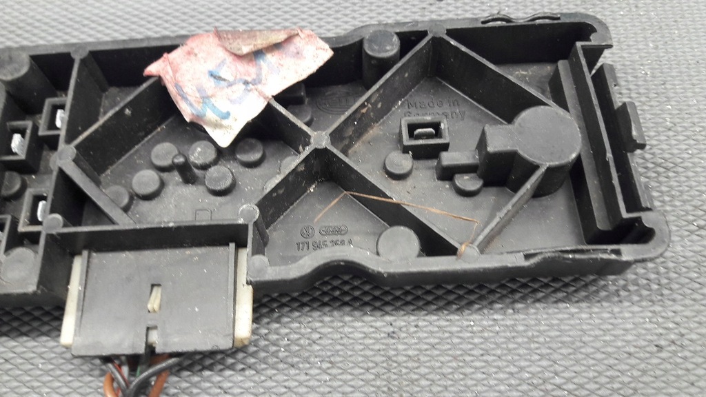 171945256Ένα ένθετο πίσω φανού VW Golf I δεξιά Hella Product image