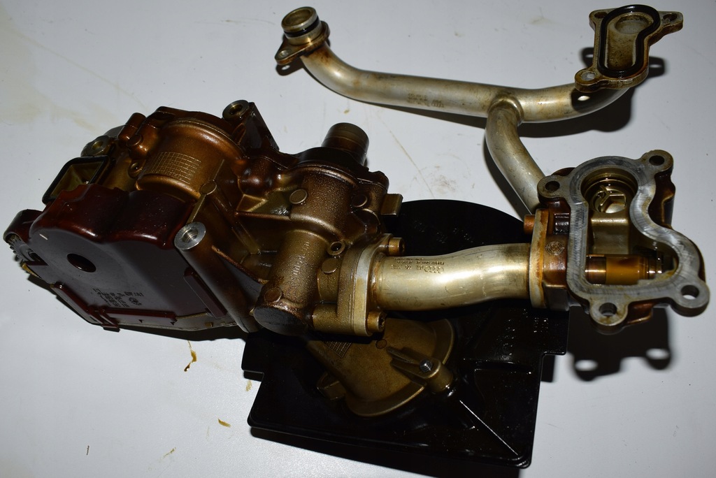 AUDI A8 D3 S8 5.2 FSI V10 OIL PUMP 07L103247B Product image