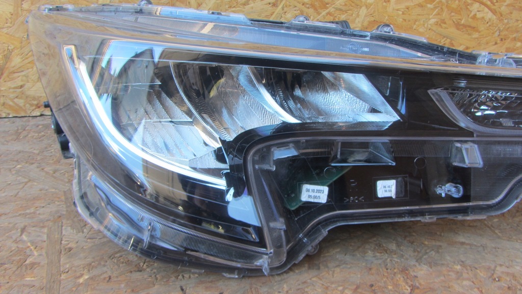 Μπροστινό Δεξί Φωτιστικό TOYOTA COROLLA E21 FULL LED HB COMBI Product image