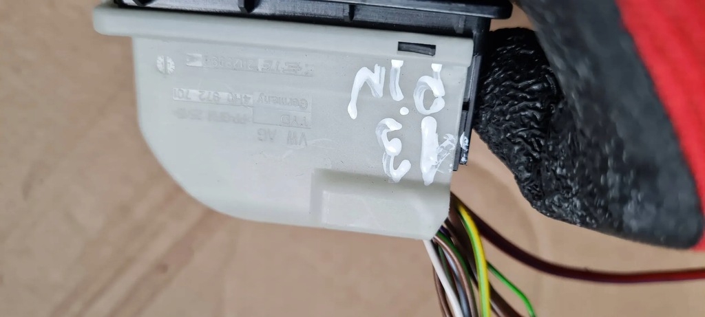 A5 8W CUBICLE PLUG CONSECTOR 4H0972701 A4 B9 8W Product image