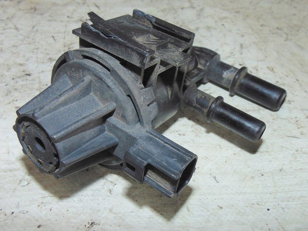 FOCUS Mk1 2.0 USA 06R SOLENOID VALVE 7U5A9G641DA Product image