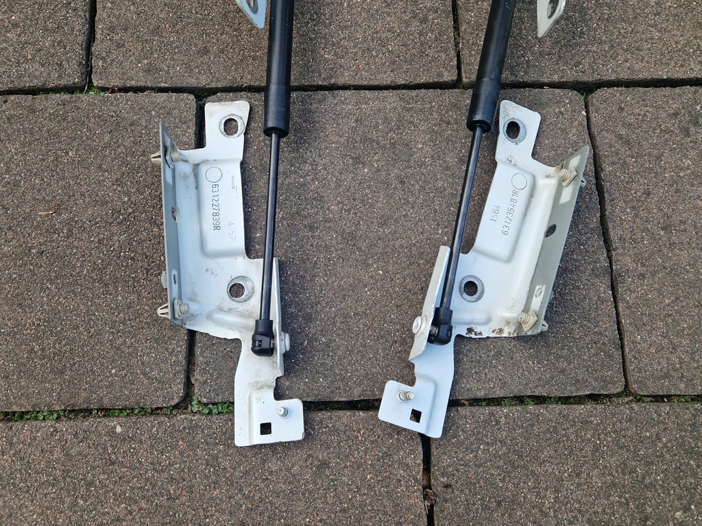 CAPTUR και HINGES MASK BRACKETS CYLINDERS 654011593R 654001377R 13-2019 Product image