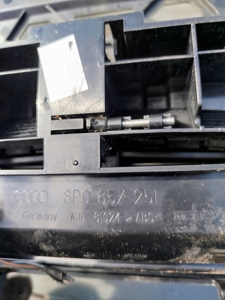 Audi A3 8P 8P0857951 ASSTRAY Product image