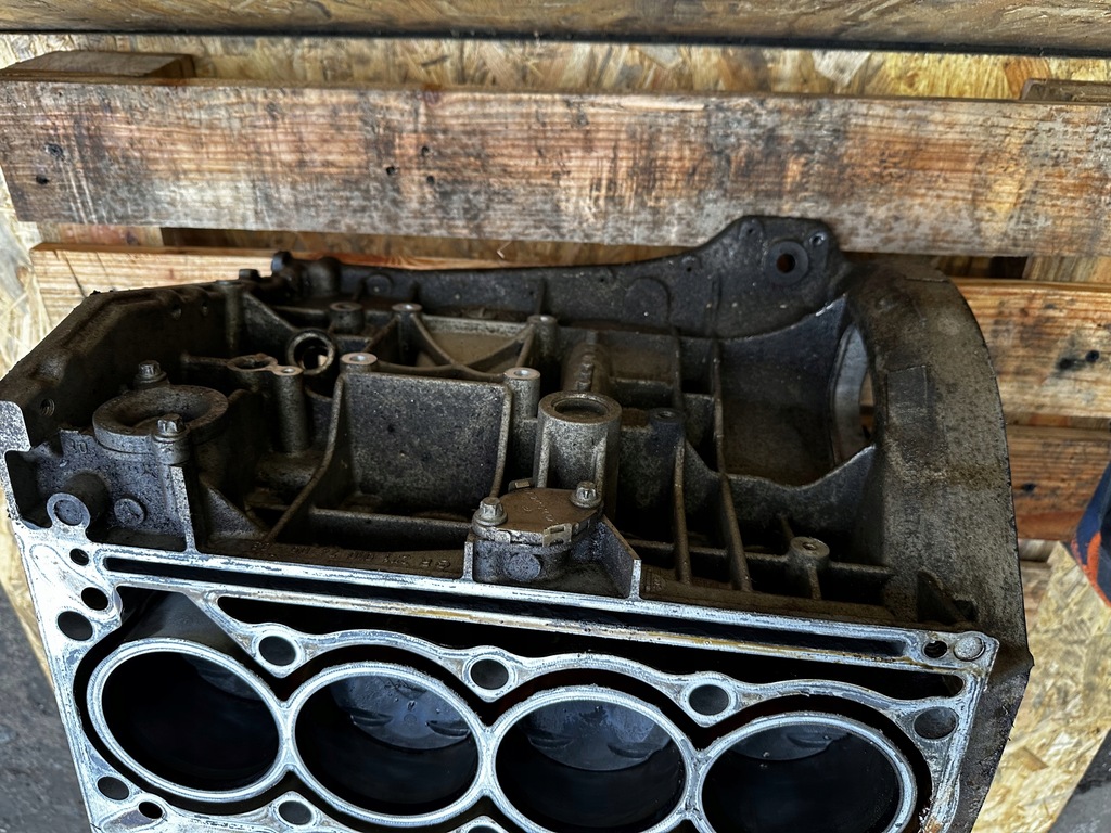 ΜΠΛΟΚ ΚΙΝΗΤΗΡΑ ΚΑΤΩ ΕΜΒΟΛΑ ΑΞΟΝΑ MERCEDES 1.8 CGI 271 820 Product image
