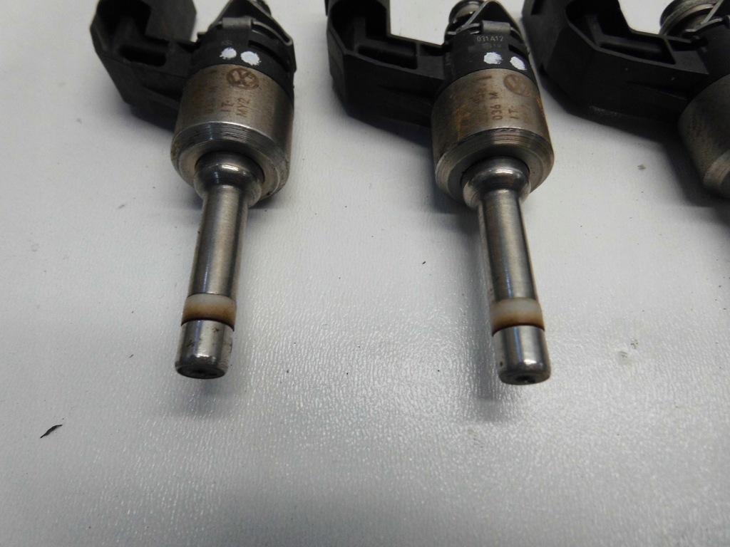 INJECTOR 03C906036M 1.4TSI GOLF VI LEON II A3 Product image