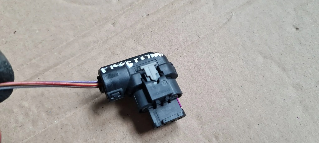 A5 8W PLUG CONNECTOR 4F0973704 A4 B9 8W Q5 VW AUDI Product image