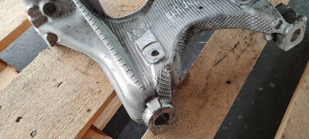 A5 8W LEAP BRACKET ΠΛΕΥΡΗ ΣΤΗΡΙΞΗ ΔΕΞΙΑ ΜΠΡΟΣΤΑ ΔΕΞΙΑ 8W0399296E A4 B9 8W Product image