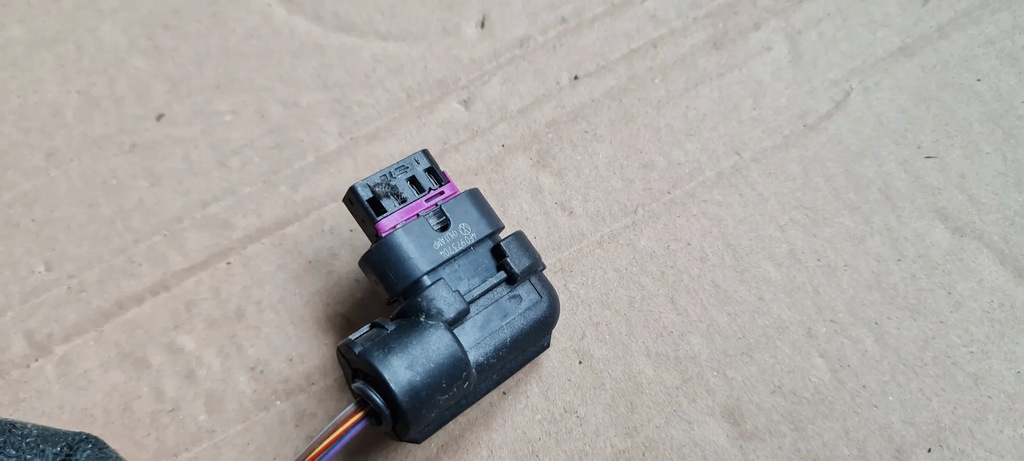 A5 8W PLUG CONNECTOR 4F0973704 A4 B9 8W Q5 VW AUDI Product image