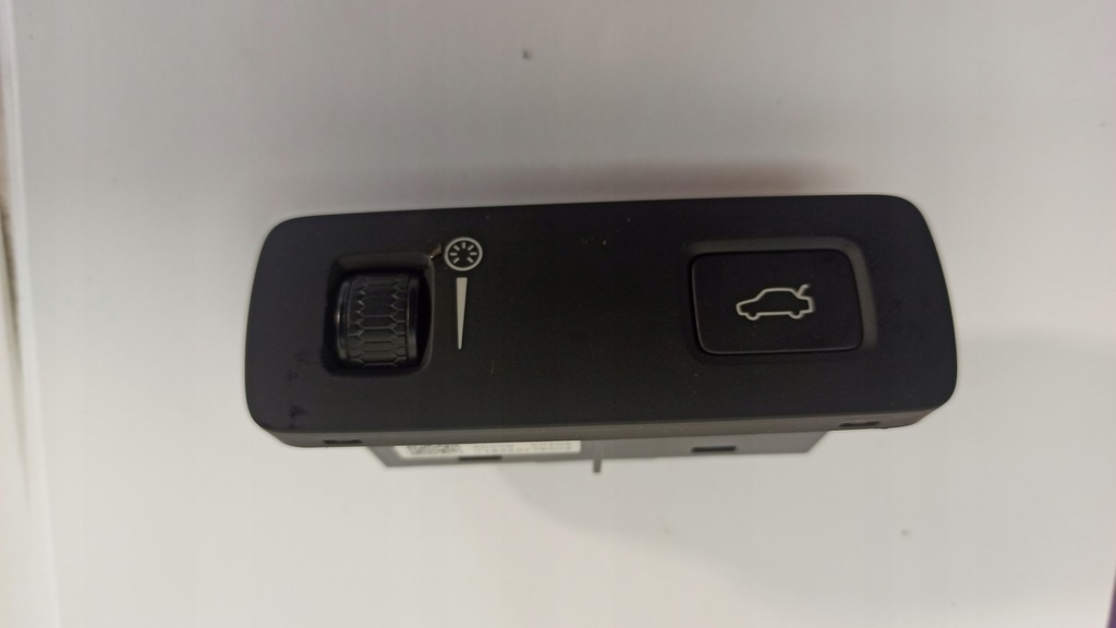 VOLVO V60 V90 LIFT OPEN BUTTON 31674801 Product image