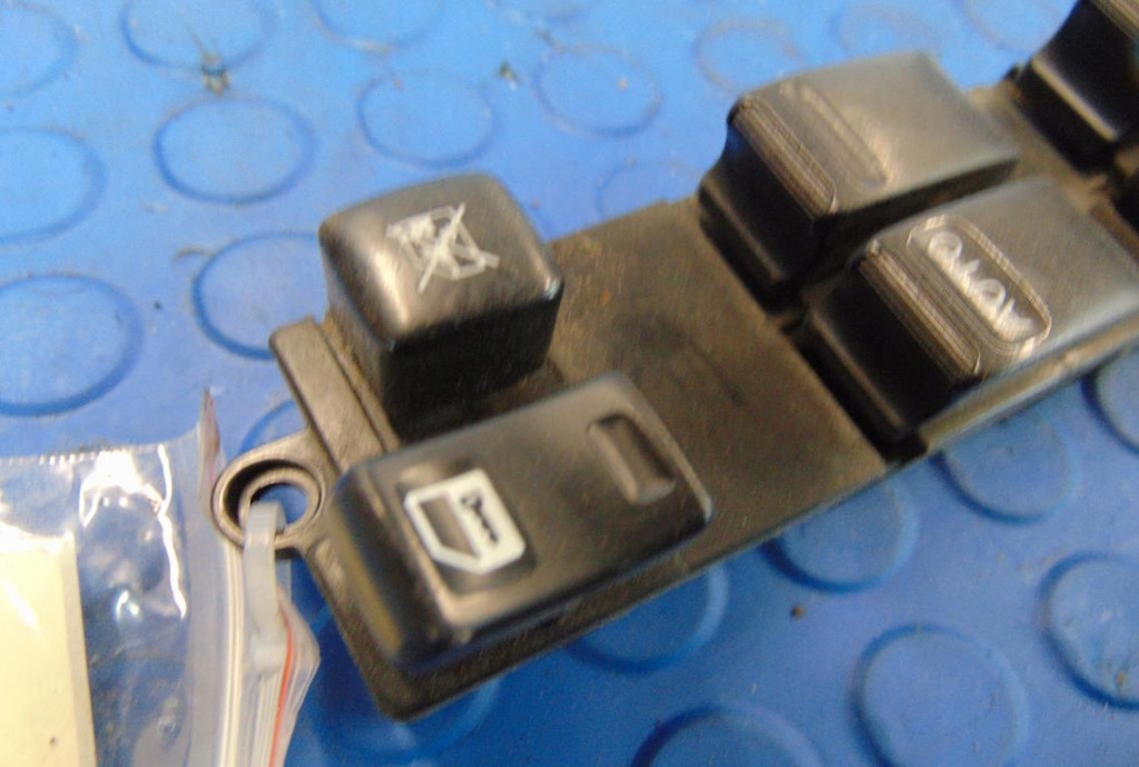 Nissan Almera N16 Lift 1.5DCI HB 5D Glass Switch Product image