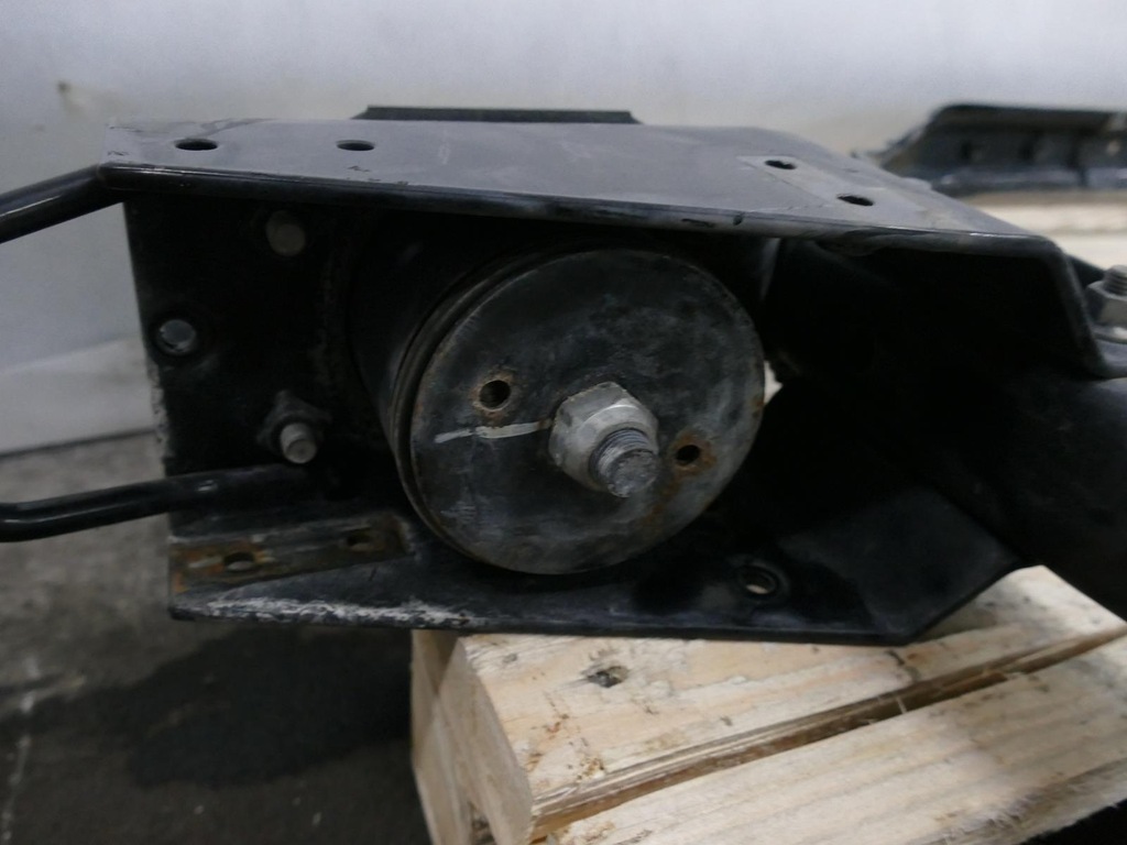 MITSUBISHI CANTER FUSO 7C15 BELT BEAM MOUNT Product image