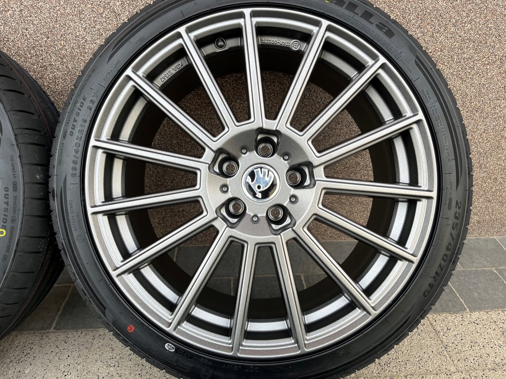 SKODA SUPERB III SUMMER WHEELS 235/40R19 AEZ NEW Product image