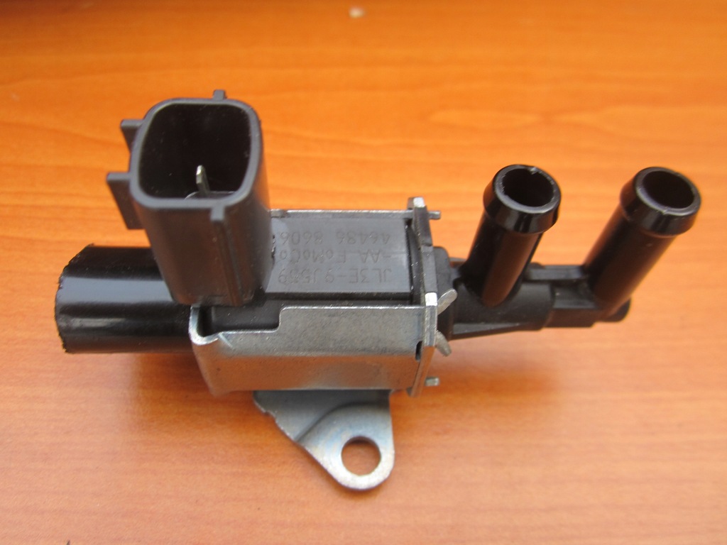 MUSTANG 5.0 GT MANIFOLD VACUUM VALVE JL3E-9J559-AA JR3E-9S455-CC Product image