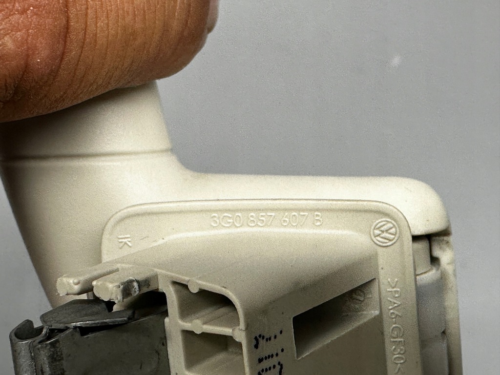 ΛΑΒΗ VW PASSAT B8 ΛΑΒΗ ΚΕΦΑΛΗΣ ΜΠΡΟΣΤΑ ST.TROPEZ 3G0857607B Product image