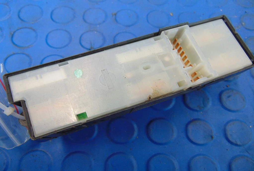 Nissan Almera N16 Lift 1.5DCI HB 5D Glass Switch Product image