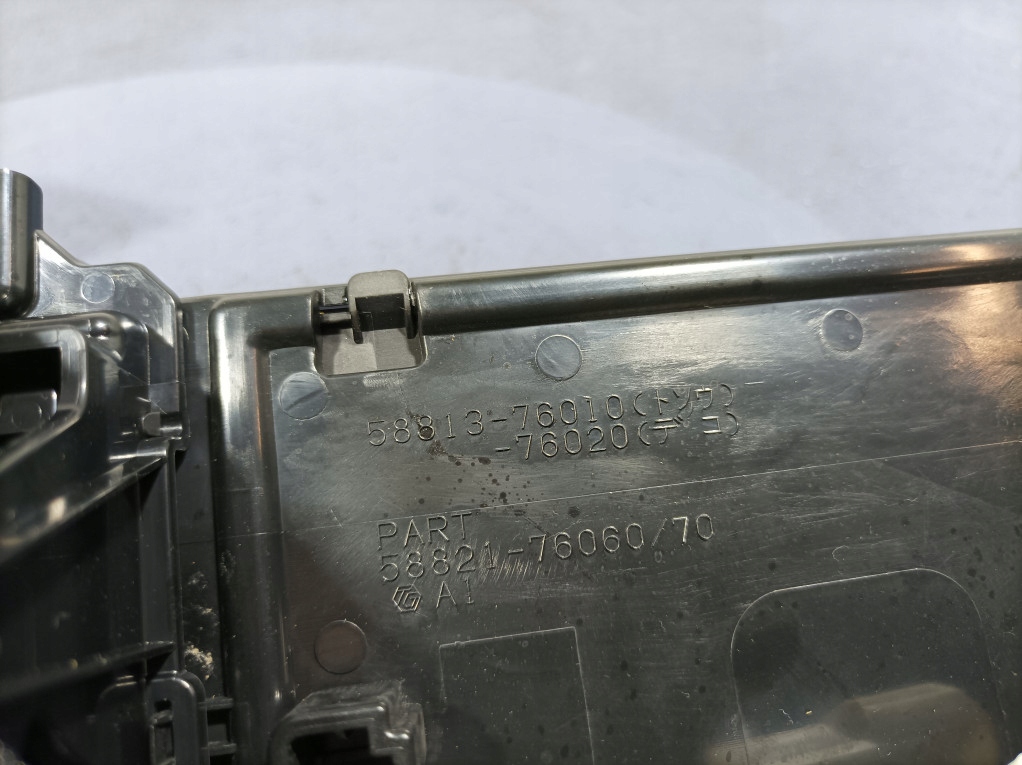 Lexus UX 250H Θάλαμος αποθήκευσης Καταστροφή 2 PIN 58813-76010 Product image