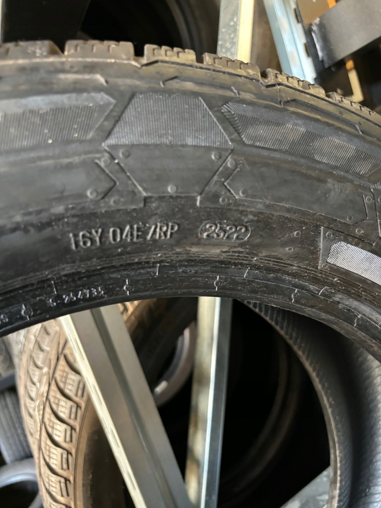 2x χειμερινά ελαστικά Continental 225/55R17C 6mm, πολύ καλή κατάσταση, 2022. Product image