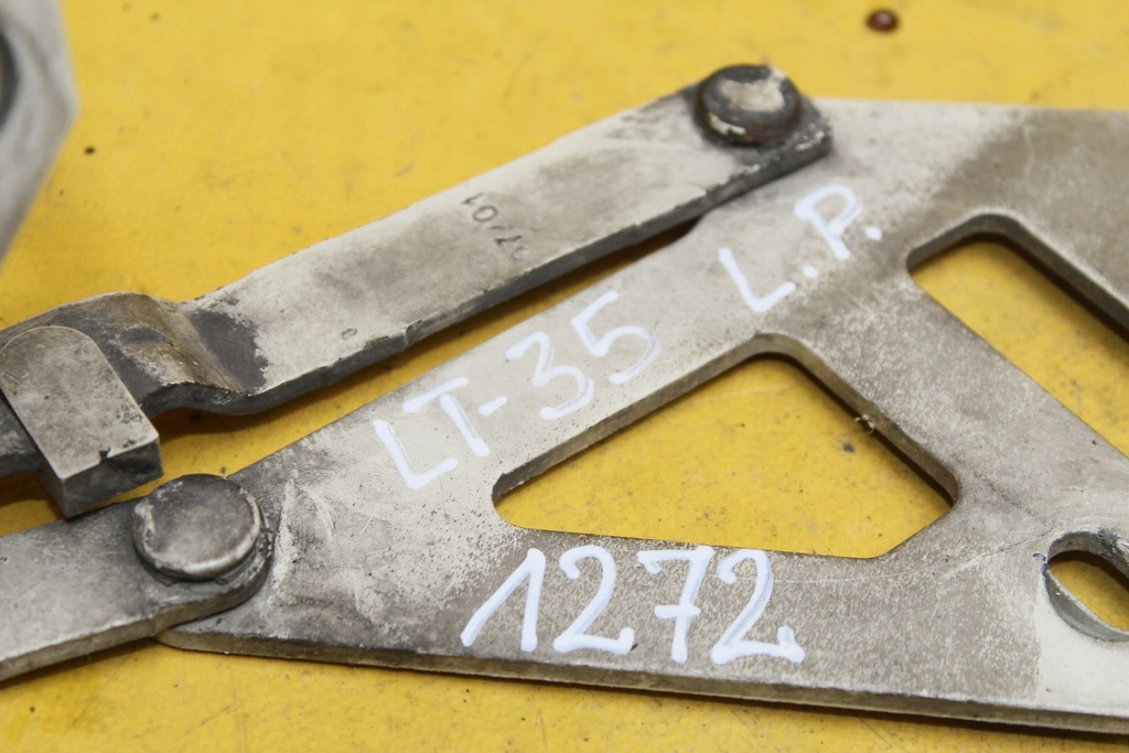 ΜΕΝΤΣΕΣ ΚΑΠΟΥ ΑΡΙΣΤΕΡΑ ΜΠΡΟΣΤΑ VW LT 35 28 2D0823301B Product image