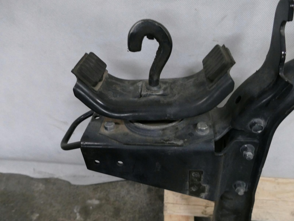 MITSUBISHI CANTER FUSO 7C15 BELT BEAM MOUNT Product image