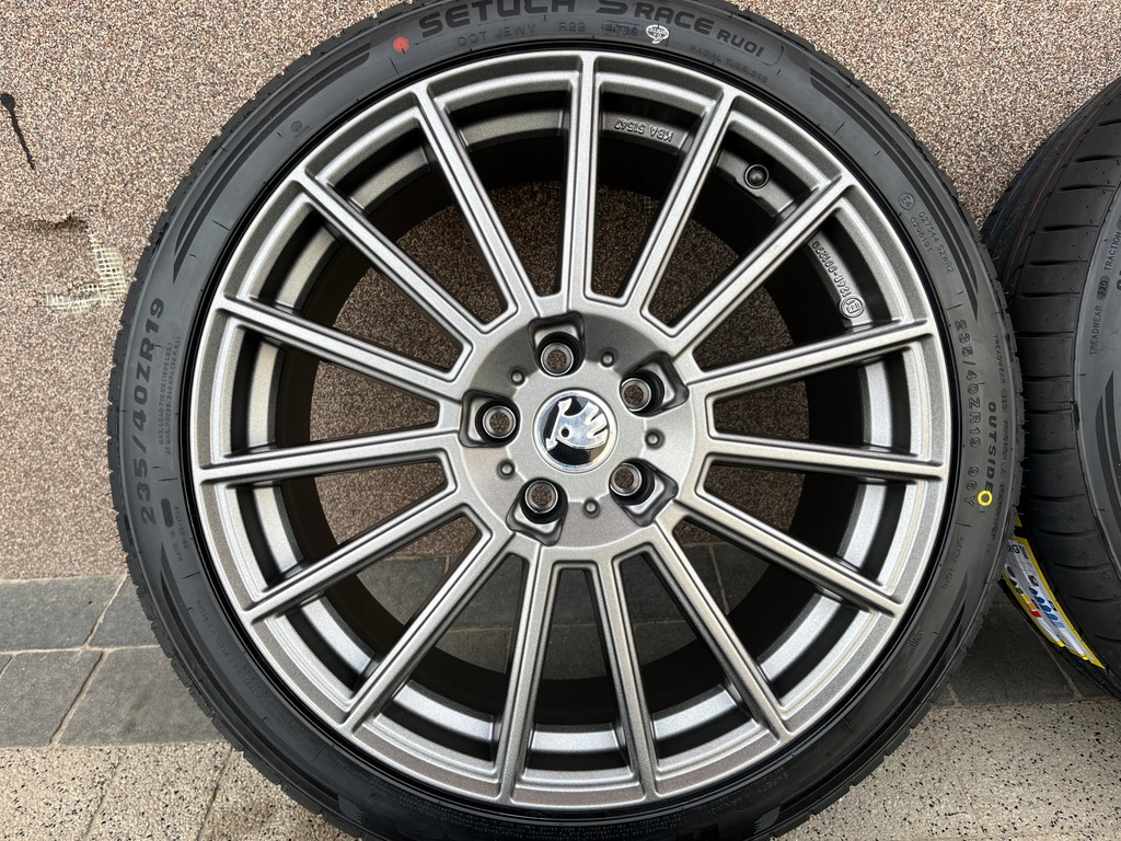 SKODA SUPERB III SUMMER WHEELS 235/40R19 AEZ NEW Product image