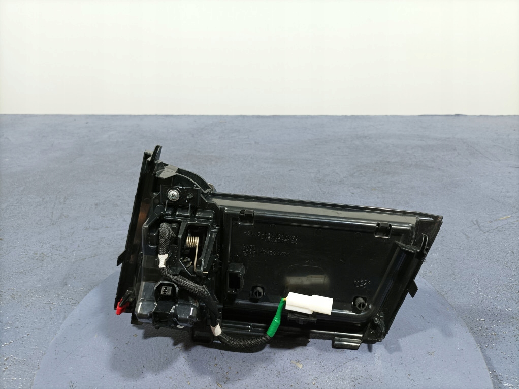 Lexus UX 250H Θάλαμος αποθήκευσης Καταστροφή 2 PIN 58813-76010 Product image