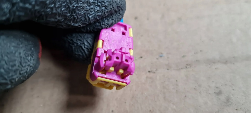A5 8W AIRBAG CUBE PLUG 3AA972571B A4 B9 8W A5 Q5 80A Product image