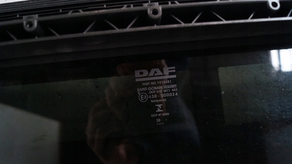 ΓΥΑΛΙ ΗΛΙΟΡΟΦΗΣ ΚΑΜΠΙΝΑΣ + ΠΛΑΙΣΙΟ DAF XF 105 106 Product image