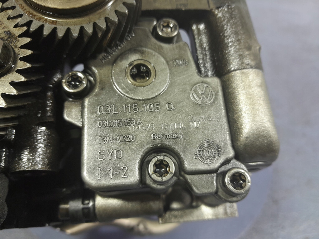 AUDI A6 C7 2.0 TDI 177 HP CGLC OIL PUMP 03L103537 Product image