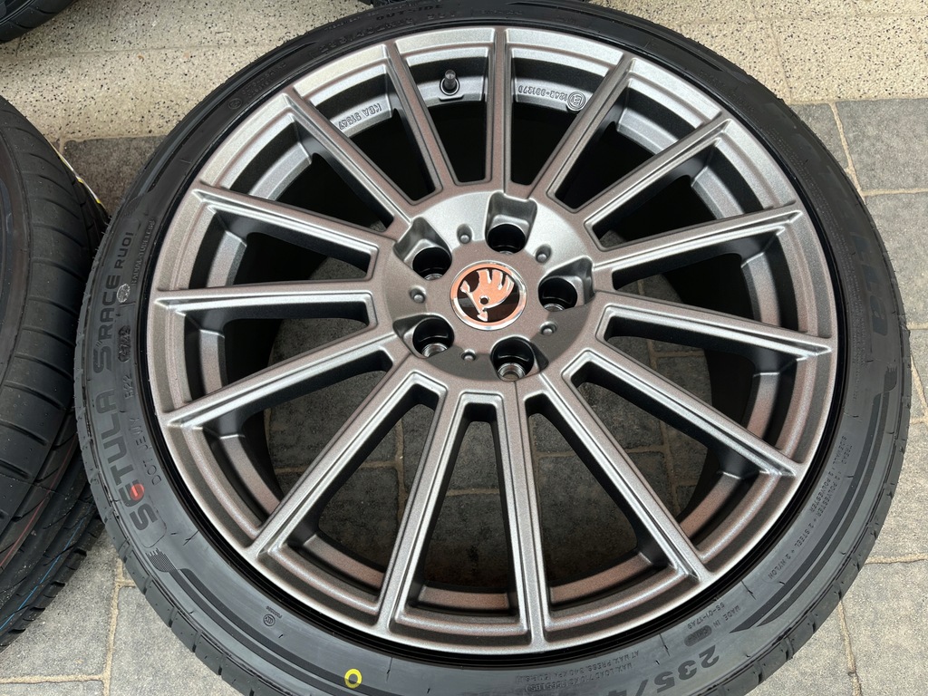 SKODA SUPERB III SUMMER WHEELS 235/40R19 AEZ NEW Product image