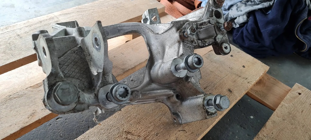 A5 8W LEAP BRACKET ΠΛΕΥΡΗ ΣΤΗΡΙΞΗ ΔΕΞΙΑ ΜΠΡΟΣΤΑ ΔΕΞΙΑ 8W0399296E A4 B9 8W Product image