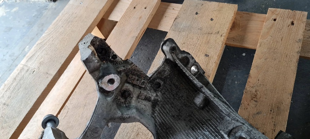 A5 8W LEAP BRACKET ΠΛΕΥΡΗ ΣΤΗΡΙΞΗ ΔΕΞΙΑ ΜΠΡΟΣΤΑ ΔΕΞΙΑ 8W0399296E A4 B9 8W Product image