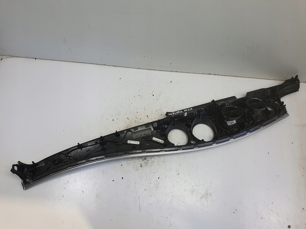 Mercedes W213 W238 PANEL DECOR Λωρίδα εξαερισμού A2136809100 Product image