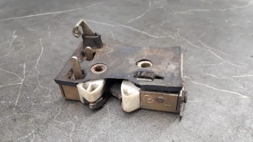 893839015A αριστερή κλειδαριά πίσω πόρτας Audi 80 90 B3 89R