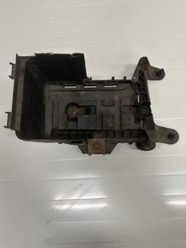 VW Touran και βάση κατοικίας της μπαταρίας 1K0915333B